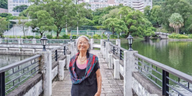 走過喪夫傷悲 憶起情歌開眉