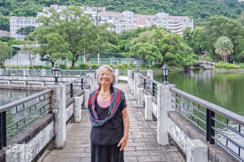 走過喪夫傷悲 憶起情歌開眉